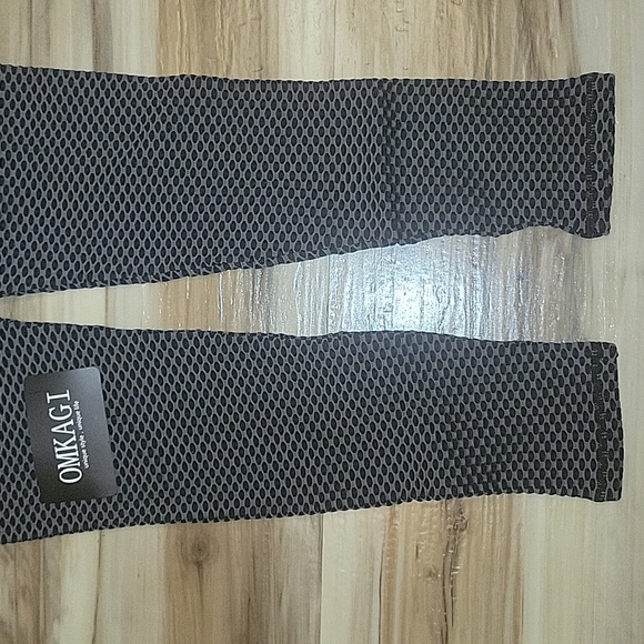 NWT 📦 Honeycomb Butt Scrunch Blk/Grey Capri Leggings - Picture 9 of 14